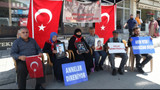 Muş'ta evlatlarına kavuşmak isteyen aileler DEM Parti önündeki eylemlerini sürdürdü