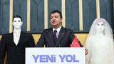 TBMM'de ilginç anlar! Kürsüye gelin ve damat mankenleriyle çıktı