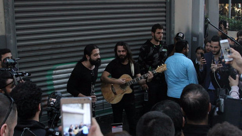 Koray Avcı İstiklal Caddesi'nde sokak konseri verdi
