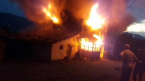Sinop'ta tüp patladı 2 katlı ev yandı