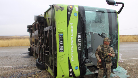 Diyarbakır'da yolcu otobüsü devrildi: 23 yaralı