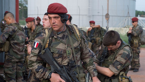 Fransa 'yanlışlıkla' 11 askeri öldürdü