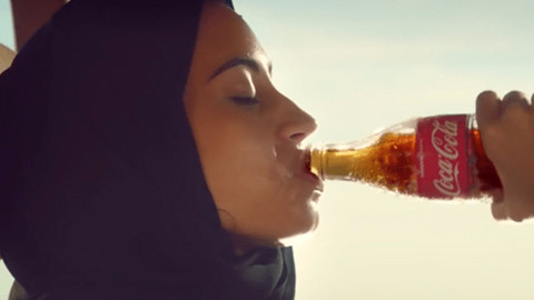 Suudi Arabistan'da 'Coca Cola' reklamı gündem oldu