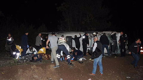 Eskişehir'de servis midibüsü devrildi: 15 yaralı