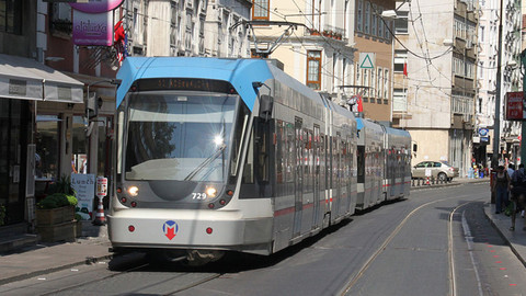 Karaköy'de araç tramvay durağına girdi