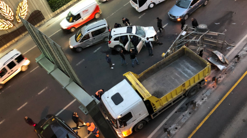 Edirnekapı Metrobüs durağı yanında zincirleme kaza