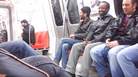 Taksim - Hacıosman Metrosunda Sigara İçip, Şiir Okuyan Adam
