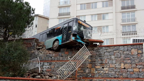 Halk otobüsü okul duvarını yıktı