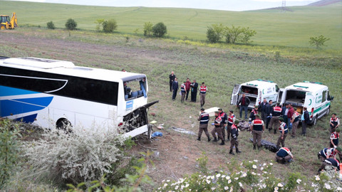 Erzurum-Erzincan kara yolunda otobüs şarampole yuvarlandı
