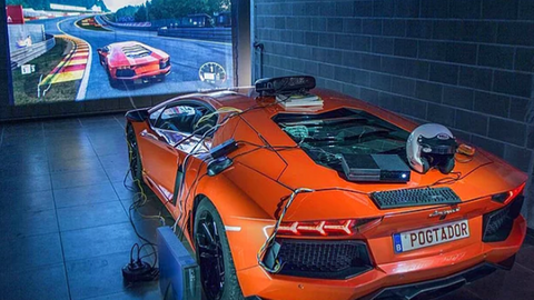 Milyon Dolarlık Lamborghini Aventador'u Oyun Konsolu Olarak Kullanan Adam