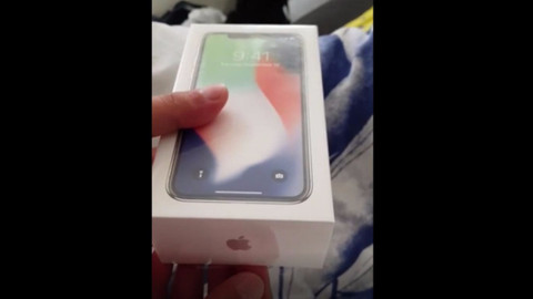 Kutu Açılışı Yapan Adamın iPhone X'undan Kıl Çıkması