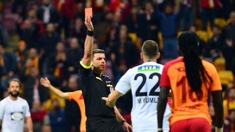 Galatasaray'da Bafetimbi Gomis kırmızı kart gördü