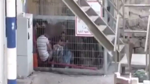 İsrail askerleri Filistinli çocukları kafese kapattı