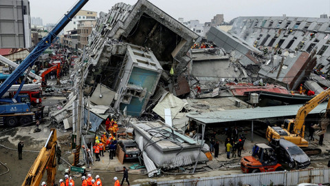 Endonezya'da 7,3 büyüklüğünde deprem! Bölgede tsunami uyarısı yapıldı