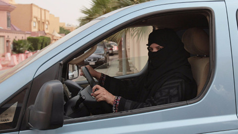 Suudi Arabistan’da kadınlar kamyon ve motosiklet de sürebilecek