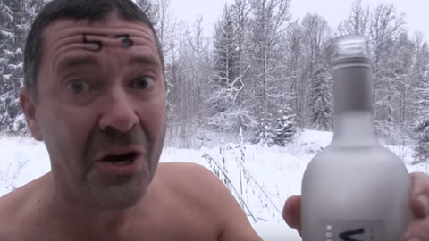53. yaş gününü soyunarak karların içine girerek kutlayan adam