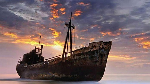 Türk şirketine ait gemi Mikanos Adası yakınlarında karaya oturdu