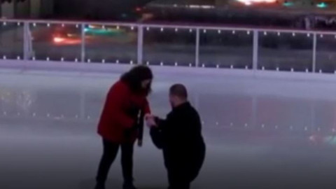 Buz Pistinde Evlilik Teklifi Aldıktan Sonra Yere Kapaklanan Kadın