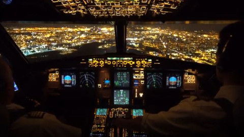 Gece İniş Yapan Bir Uçağın Kokpit Kamerasından Görüntüleri