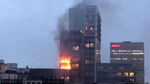 İngiltere'de 12 katlı binada yangın çıktı