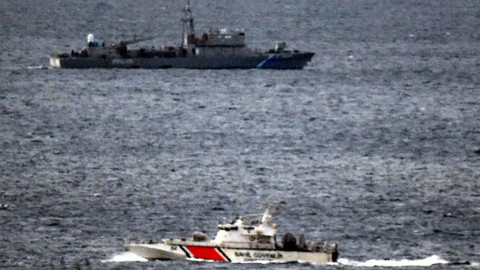 Türk sahil güvenlik botları Yunan askerini Kardak'a yaklaştırmadılar