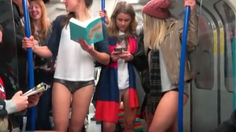 New York'un Geleneksel 'Pantolonsuz Metro Yolculuğu' Bu Yıl da Gerçekleşti