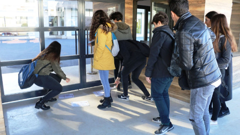 Son dakika haberleri... Antalya'da haciz gelen okula karneli protesto! Son dakika Antalya haberleri!