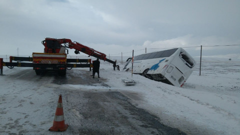 Son dakika haberleri! Kayseri Malatya yolunda 2 otobüs devrildi: 22 yaralı