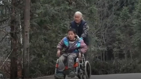 Her Gün 24 Kilometre Yürüyerek Engelli Torununu Okula Götüren 76 Yaşındaki Kadın