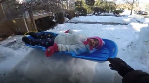 Çocukları İçin Evin Bahçesine Kayak Parkuru Yapan Baba Gibi Baba
