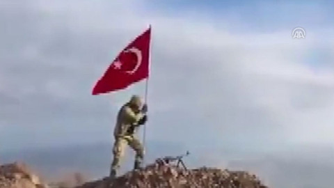 Zeytin Dalı Harekatı'nın 14. gününde Darmık Dağı'na Türk bayrağı dikildi