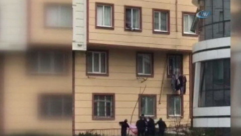 Camdan düşen çocuğu vatandaşlar yakaladı