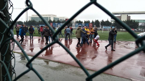 Amatör takım futbolcularına sahada saldırı