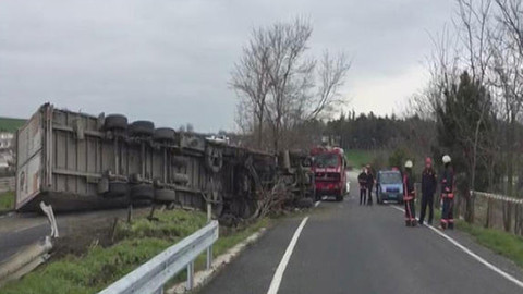 D-100'te TIR devrildi, tanker refüje çıktı