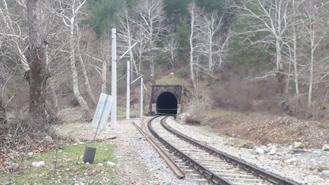 Demiryolu tünelinde iskele devrildi: Ölü ve yaralılar var
