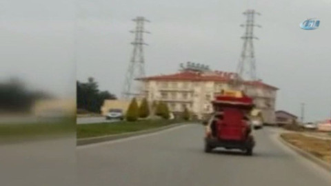 Adana'da bir kişi koltuk takımını otomobille taşıdı