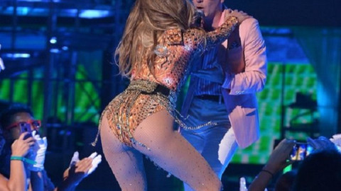 Jennifer Lopez seksi dansı ile nefesleri kesti