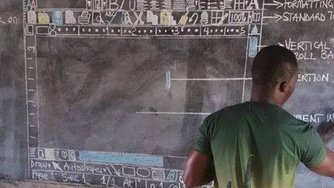Ganalı öğretmen öğrencilerine kara tahtada bilgisayar kullanmayı öğretti