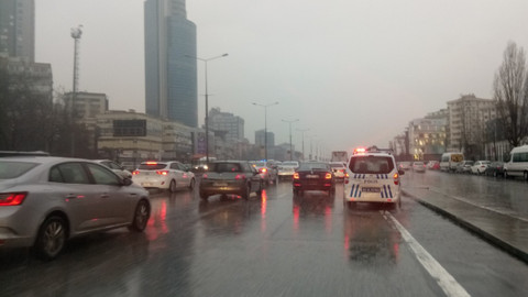 İstanbul'da sağanak yağmur trafiği durdurma noktasına getirdi