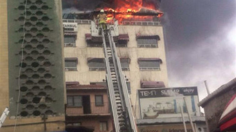Karaköy’de binanın çatısında yangın