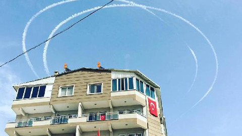 Türk savaş uçakları Hatay semalarına Hilal çizdi