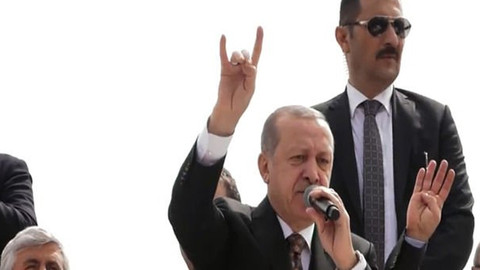 Cumhurbaşkanı Erdoğan Rabia’yı sayarken ortaya ‘Bozkurt’ işareti çıktı
