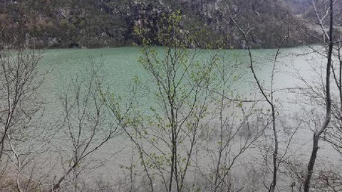 Artvin'de baraj gölünde tekne alabora oldu