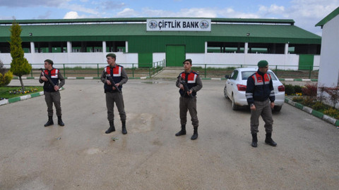 Jandarma Özel Harekat Çiftlik Bank önünde nöbet tutuyor