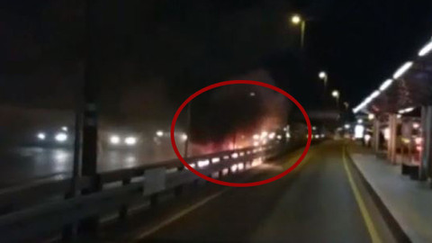 Metrobüs durağı önünde bir araç yanmaya başladı