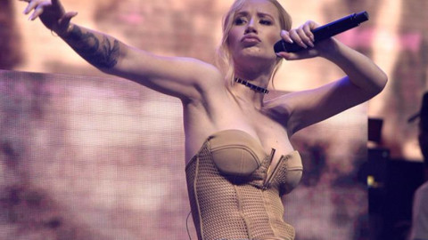 Iggy Azalea estetik iddialarına duş görüntüleriyle cevap verdi