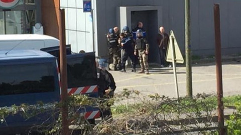 Fransa'da marketteki kişileri rehin alınan DEAŞ'li terörit öldürüldü