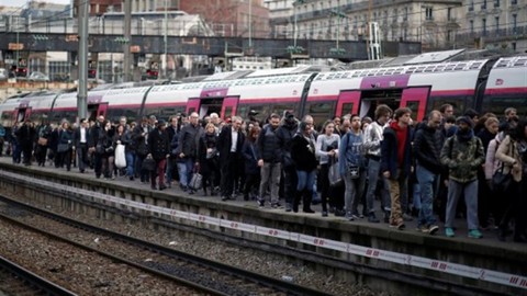 Fransa’da demir yolu grevi 3 ay sürecek