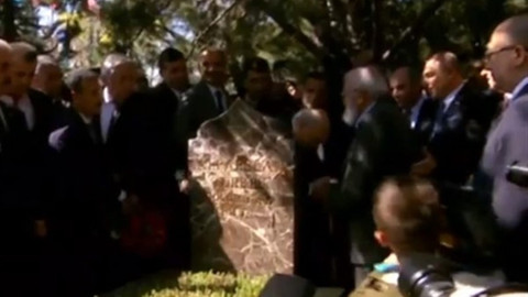 Devlet Bahçeli ilk kez el öptü