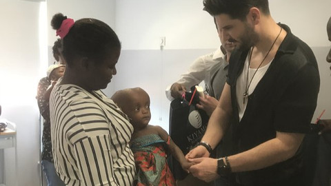 Tolgahan Sayışman hidrosefali hastası çocukları Angola'da ziyaret etti